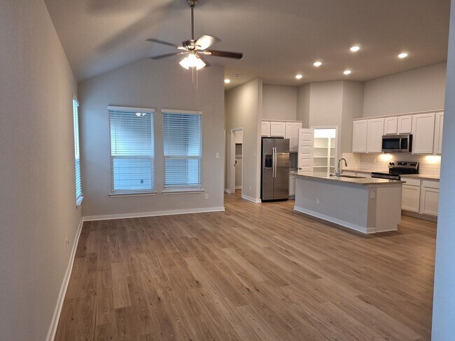 Building Photo - Stunning Duplex in Emma Park