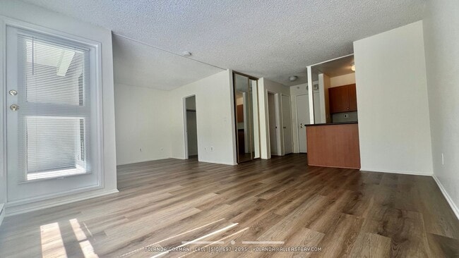 Building Photo - Sweet 2nd floor  studio condo at resort-like Watergate by the Bay in Emeryville!