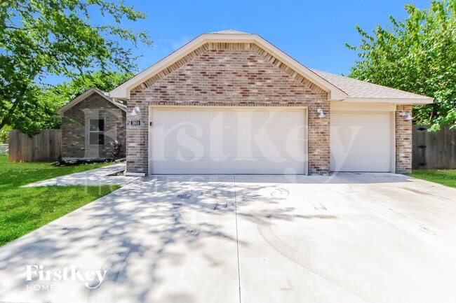 Building Photo - 1603 Village Dr