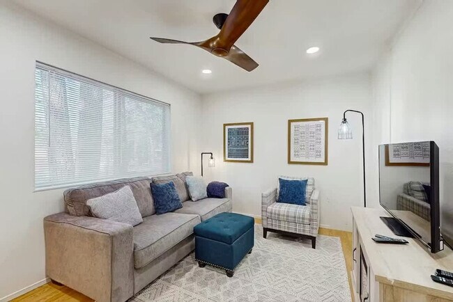 Building Photo - 820 Oriole Way