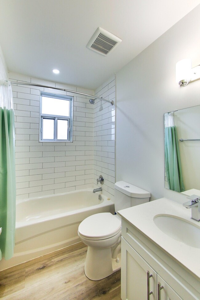 Photo du bâtiment - Beautifully Renovated Studio Apartment!