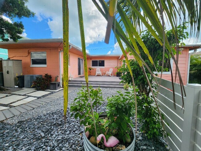 Building Photo - Charming Beachside Bungalow only 150 steps...