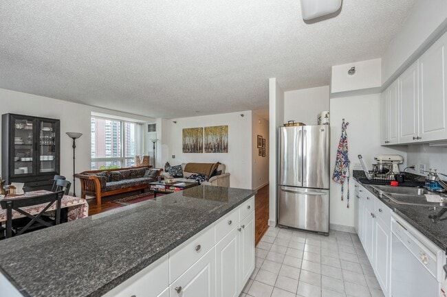 Building Photo - 512 N McClurg Ct