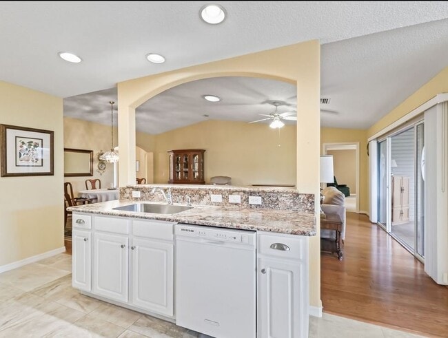 Building Photo - 32937 Enchanted Oaks Ln