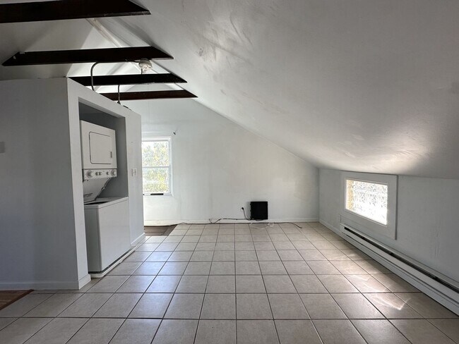 Building Photo - 84 Guilden St