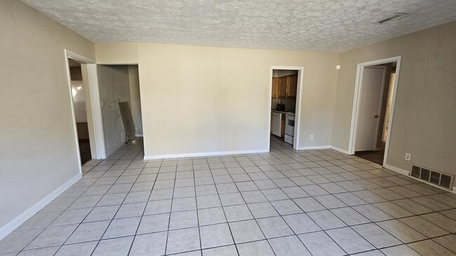 Foto del edificio - 1005 Legay Ave