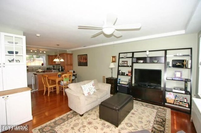 Building Photo - 3 br, 1 bath Townhome - 1608 Dogwood Drive