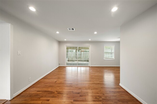 Building Photo - 9779 Westview Dr