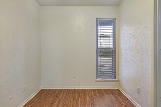 Dormitorio junior de 400 pies cuadrados - The Cluster Apartments