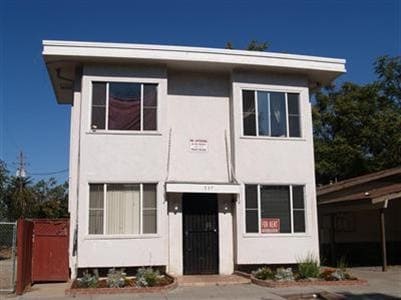 Building Photo - 537 E Oak St