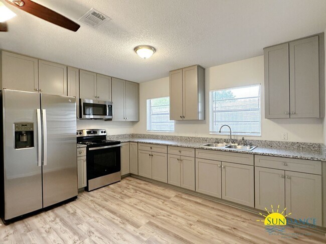 Building Photo - Nice 2 Bedroom Duplex in Fort Walton Beach!