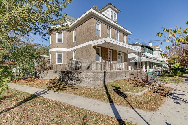 Building Photo - Newport Avenue 3901