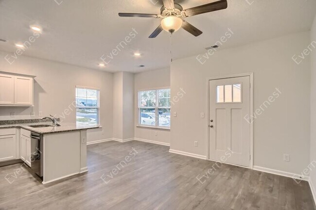 Building Photo - 124 Carver Ln