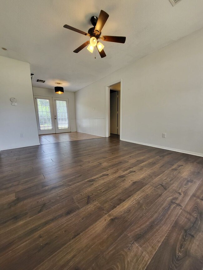 Building Photo - (3) Bed/(1.5) Bath Avail NOW!