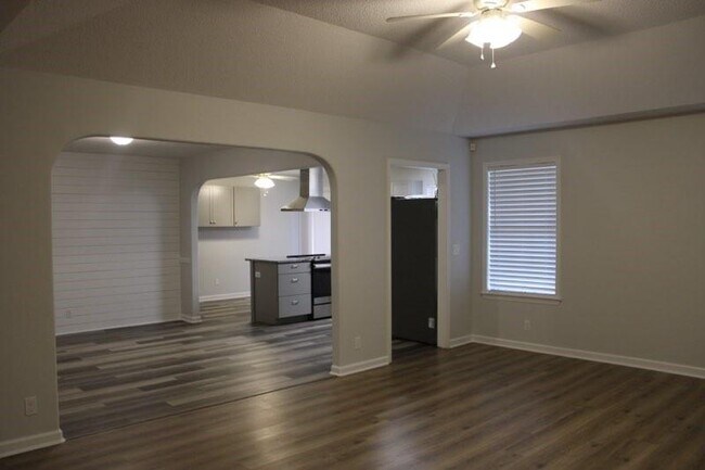 Building Photo - 110 Sandalwood Dr