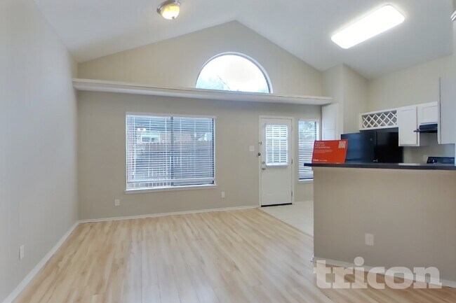 Building Photo - 2033 Feather Ln