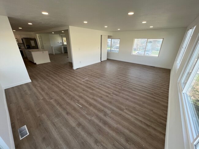 Building Photo - 1108 E 500 N