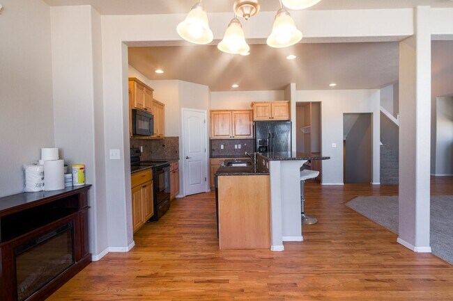 Building Photo - 4-Bed 4-Bath Home Located off of Drake in ...