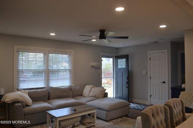 Building Photo - 123 Spinnaker Ave