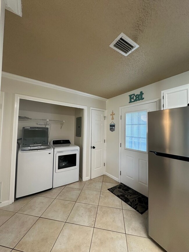 Foto del edificio - Furnished Townhome within walking distance...
