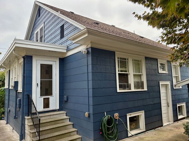 Building Photo - Sunset Hill Home
