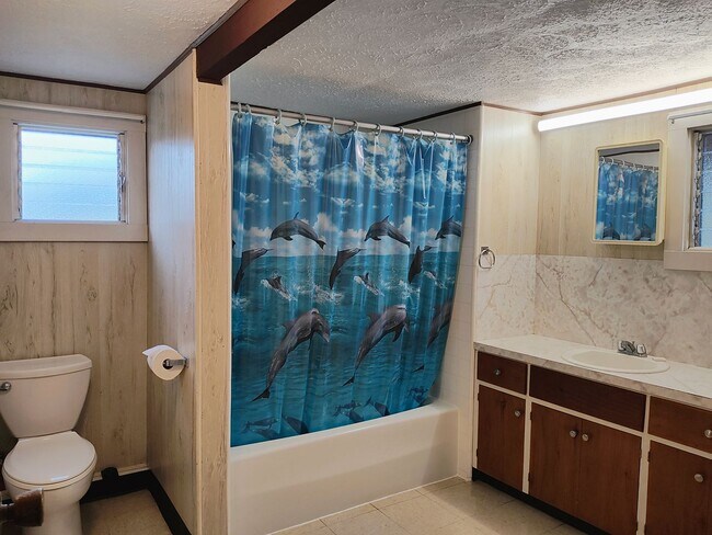 Building Photo - 2BR/1BA downstairs unit located in Hilo- p...