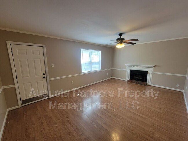 Building Photo - 2309 Creekview Dr