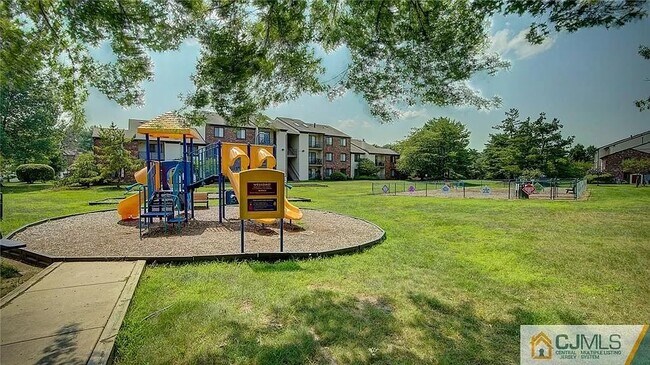 YARD - 324 Bromley Plz