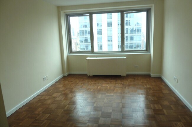Building Photo - High Floor, Corner 2BR - 24Hr DM