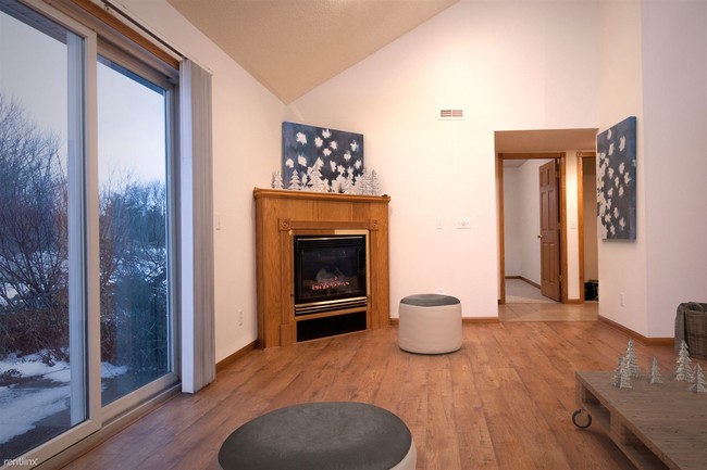 Building Photo - 3 br, 2 bath  - 715B Blue Jay Ln b