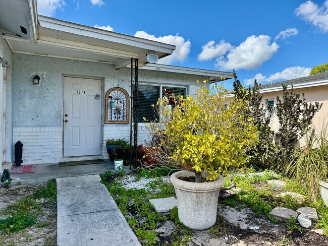 Foto del edificio - ** NEW WASHER/DRYER ** SUNRISE VILLAS ** PET FRIENDLY ** CLOSE TO I-75