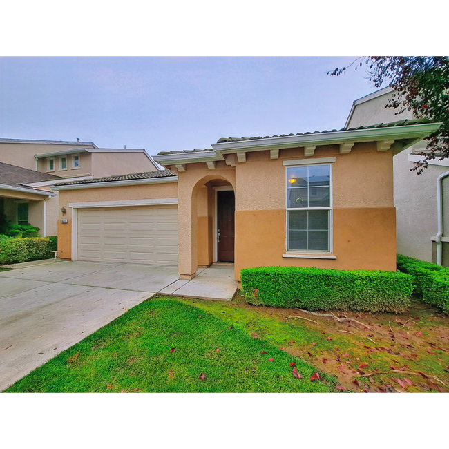 Foto del edificio - Single-Level 2BR Home with 2-Car Garage!