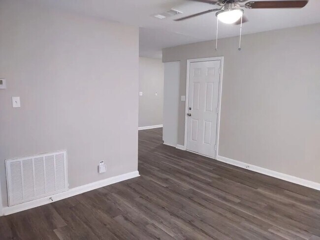 Foto del edificio - 1630 Edgechester Ave