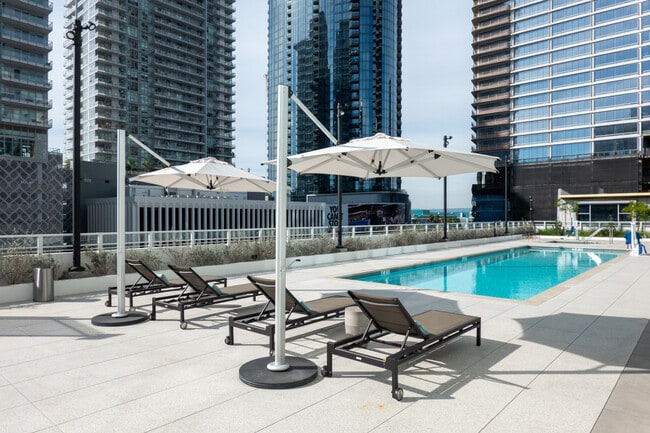 Building Photo - 1133 S Hope St