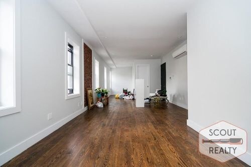 Primary Photo - 58-25 Myrtle Ave
