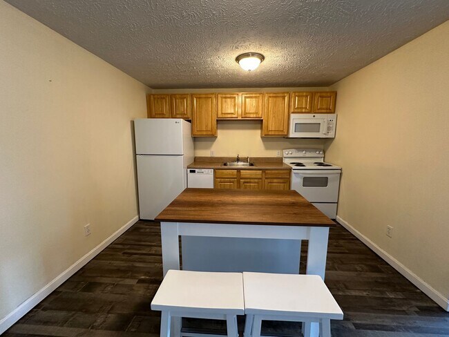 Foto del edificio - Spacious 2 Bedroom, 1 Bathroom On The West...