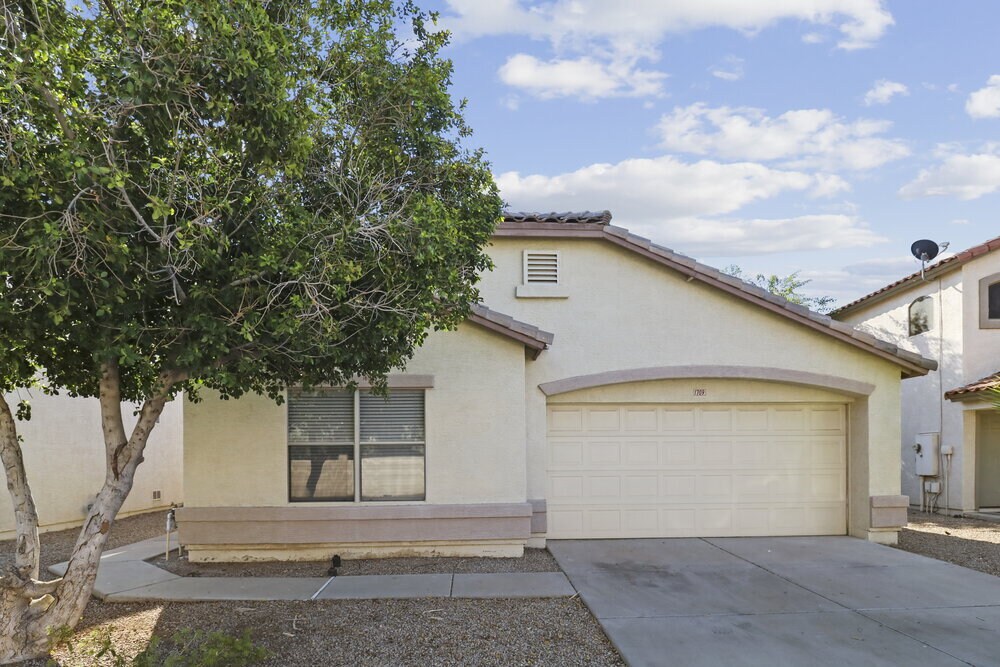 Foto principal - 1709 N 127th Ave