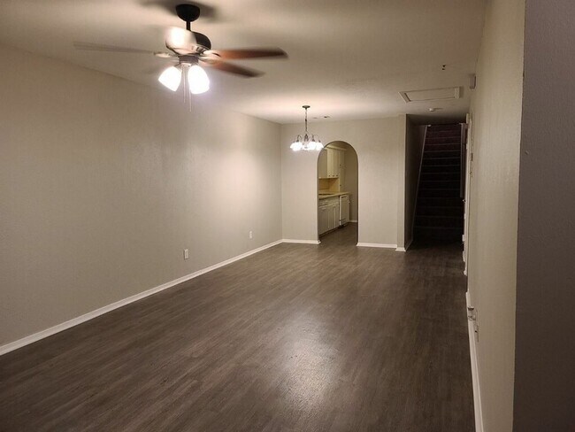 Foto del edificio - Great 2 Story Duplex