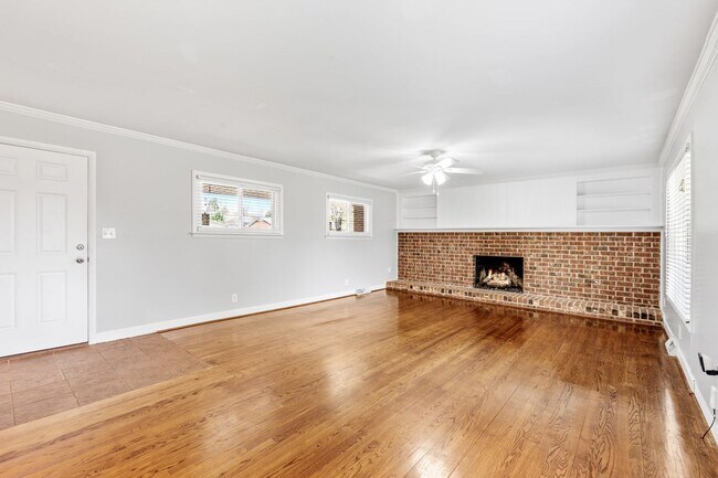 Foto del edificio - Your ideal Greenville home perfectly positioned between vibrant downtown Greenville and charming ...