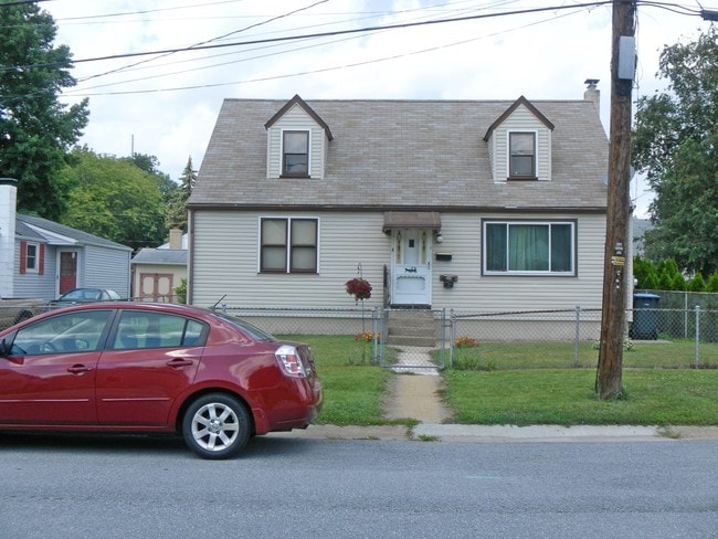 Building Photo - 319 Lorewood Ave