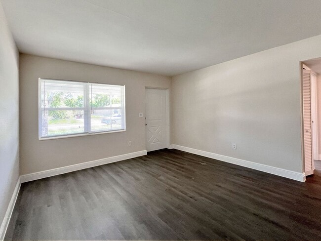 Foto del edificio - 503 Ave H SE