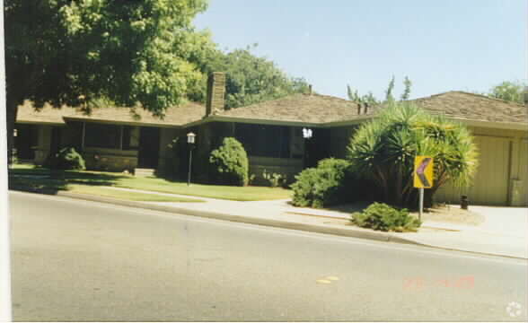 Primary Photo - 1518 E Rumble Rd