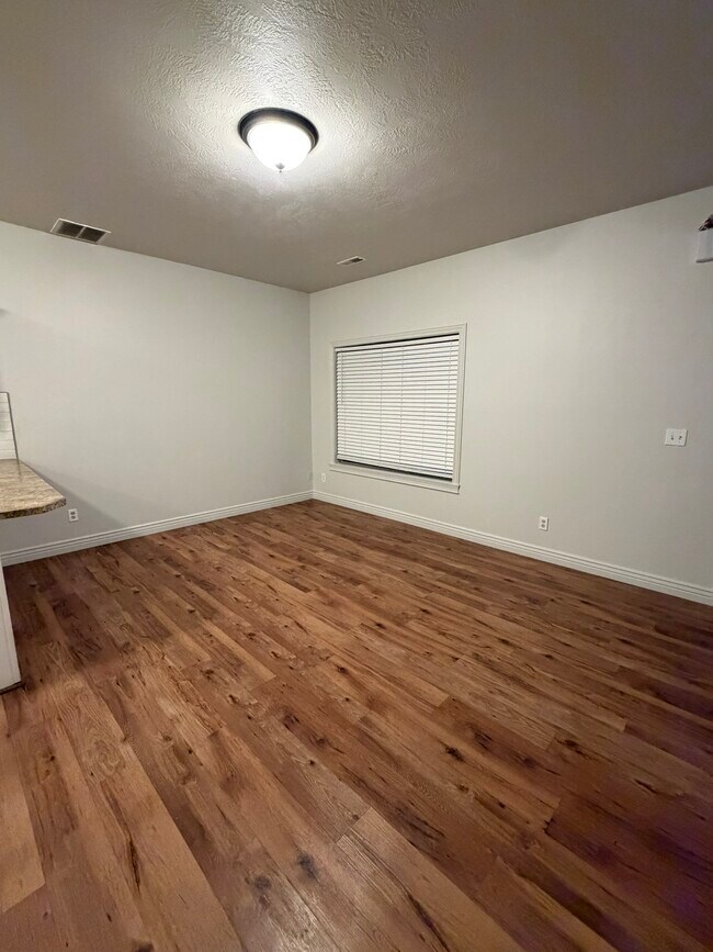 Foto del edificio - 565 Pioneer Rd