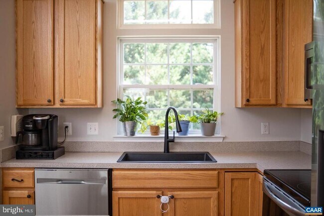 Foto del edificio - 662 Holly Hill Dr