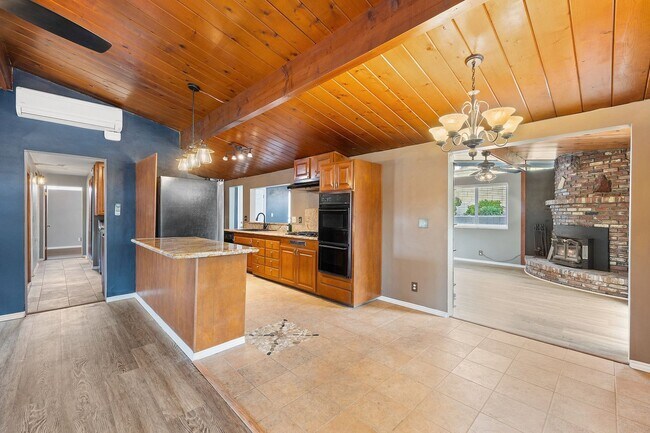 Foto del edificio - Adorable 3 Bedroom 2 Bathroom Single Story Family Home