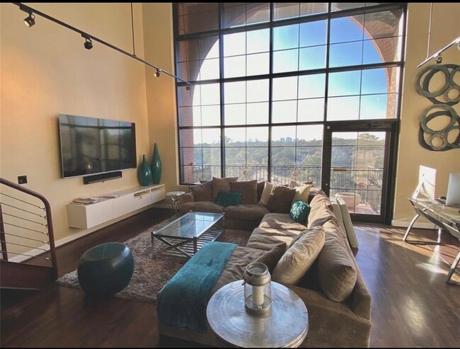 Foto del edificio - 1025 S Shepherd Dr