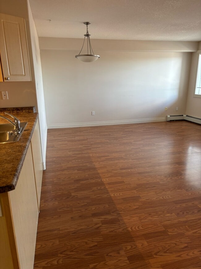 Building Photo - Mainstreet Manor 4910 50 St