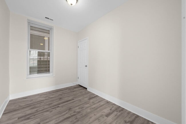 Building Photo - 2756 W Monroe St