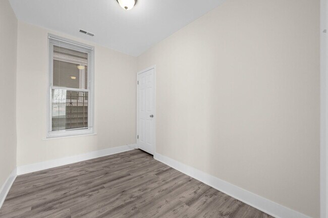 Foto del edificio - 2756 W Monroe St