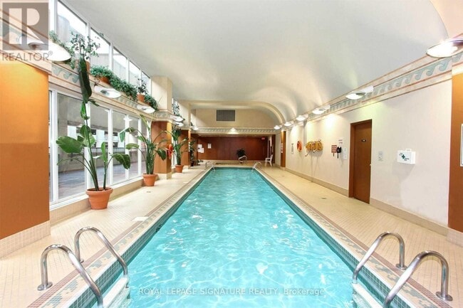 Photo du bâtiment - 373 Front St W